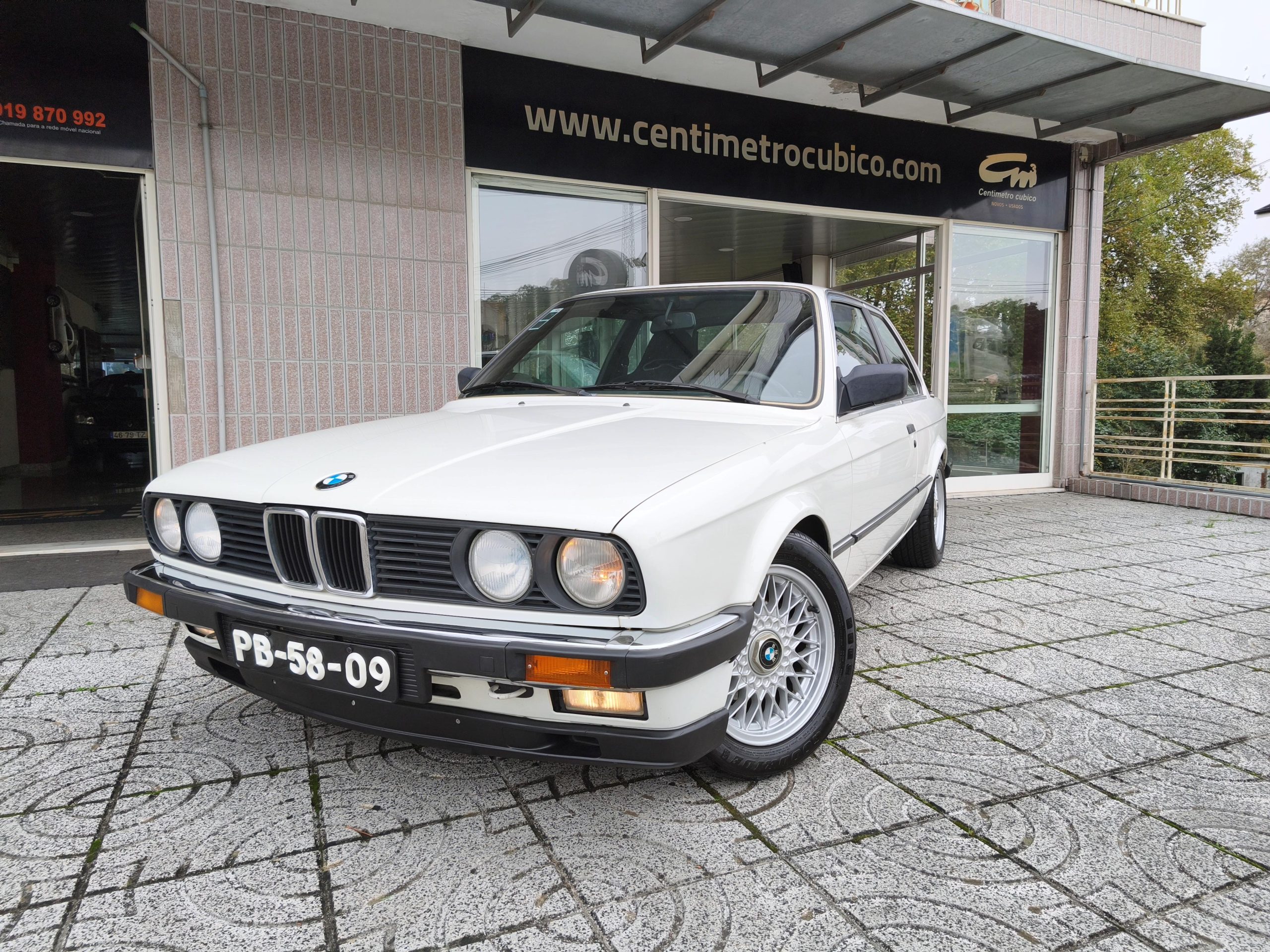 BMW E30 323i Coupe